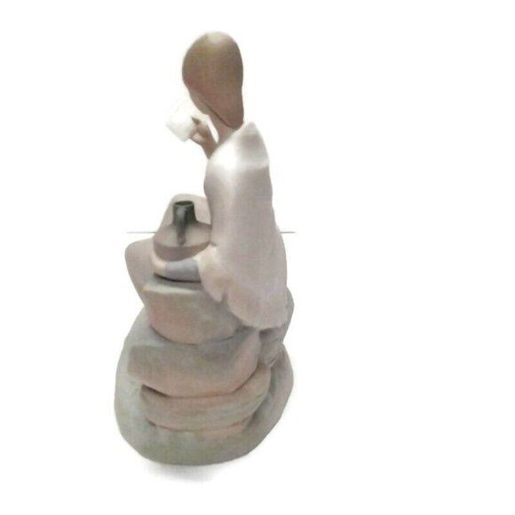 Lladro Girl Reading Figurine Sitting Stone Jug Elegant Porcelain Sculpture Decor - Picture 3 of 7